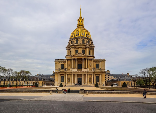 De koepelkerk van Les Invalides en het graf van Napoleon in Parijs, Frankrijk april 2019