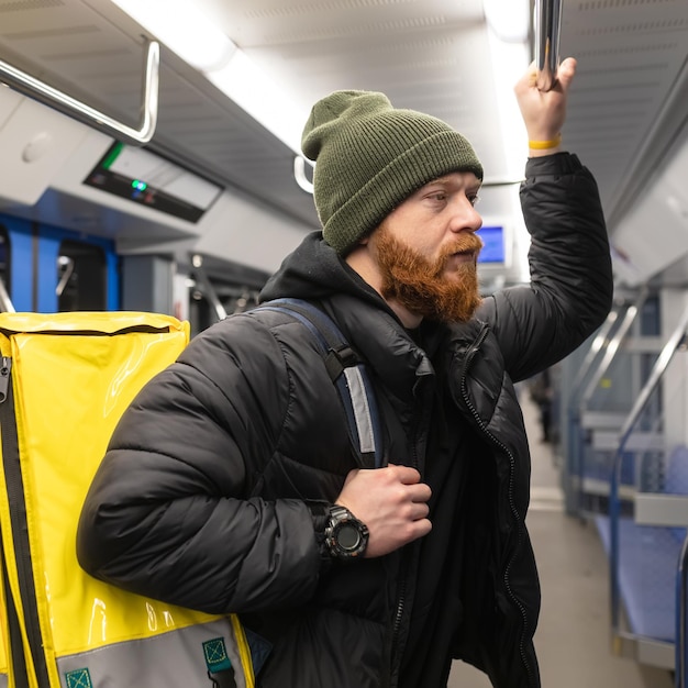 De koerier gaat naar de metro Vierkante foto Pizzabezorger