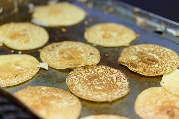 De kok bakt een groot aantal pannenkoeken