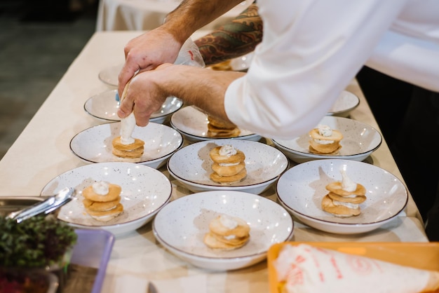 De kok bereidt een gerecht in de keuken van het restaurant