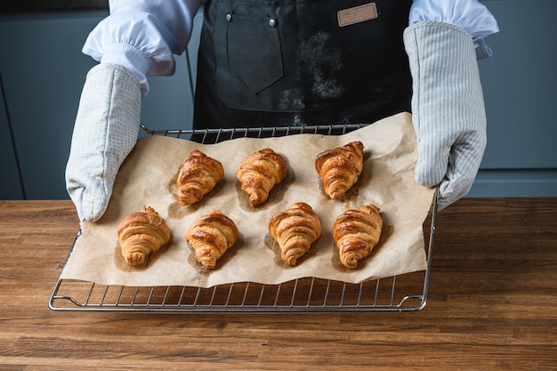 Foto de kok krijgt croissants op het aanrecht