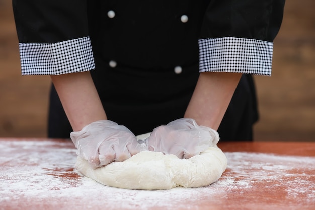 de kok maakt meel van meel om op tafel te bakken