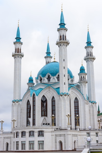 De Kol Sharif-moskee in het Kremlin van Kazan, Tatarstan, Rusland. Een van de grootste moskeeën in Rusland. De moskee doet dienst als museum. Uitzicht vanaf het Manezh-gebouw.