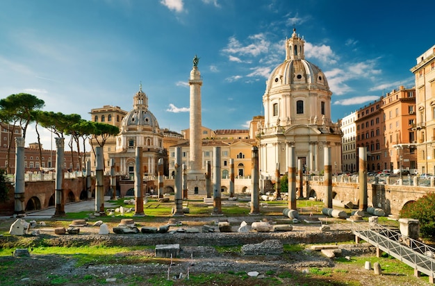 De Kolom van Trajanus in het forum van Trajanus in Rome Italië