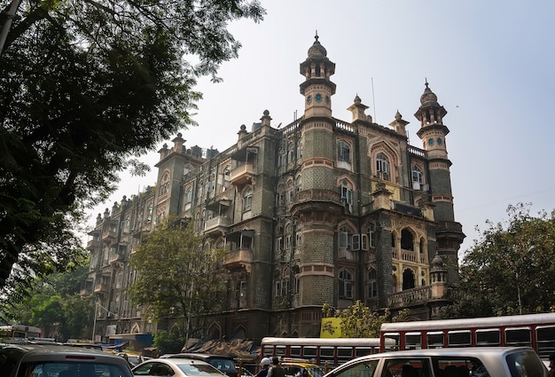 De koloniale architectuur van het Indiase Mumbai. Mooi oud gebouw aan een straat in het oude Bombay. Indië.