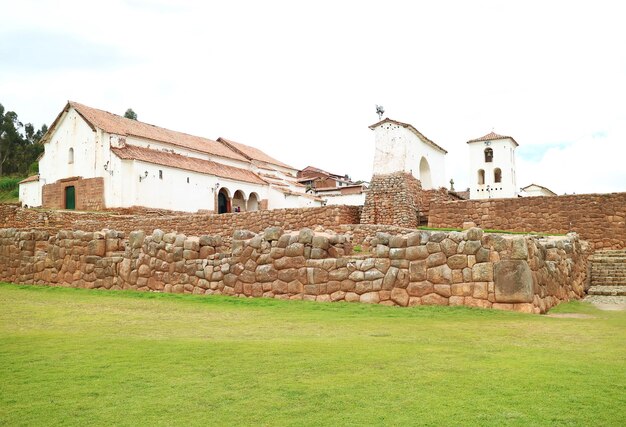 De koloniale kerk van Chinchero in de heilige vallei van het dorp Chinchero van de Inca Cuzco Peru