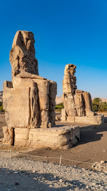 De kolossen van Memnon, twee stenen massieve beelden van de farao Amenhotep III, die tijdens de dynastie XVIII in Egypte regeerde.