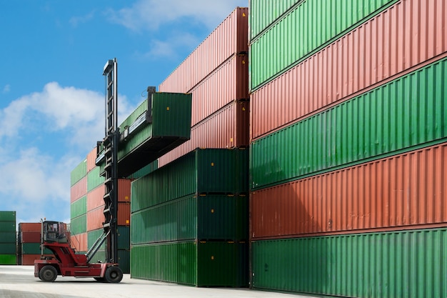 De kraan heft de containerdoos op die aan containerdepot laadt