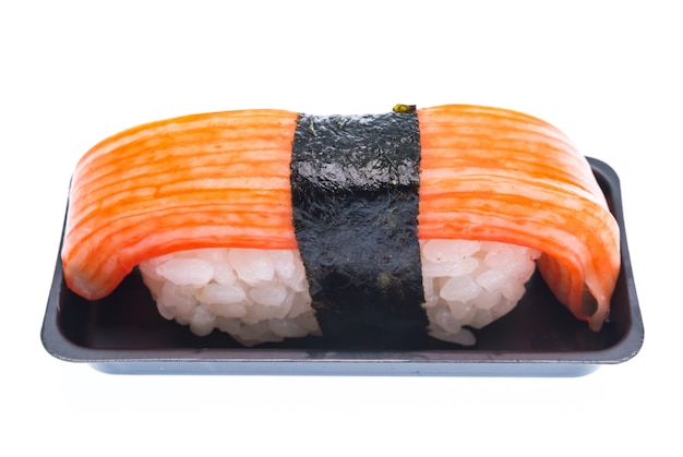 Foto de krabstok van sushi die op witte achtergrond wordt geïsoleerd