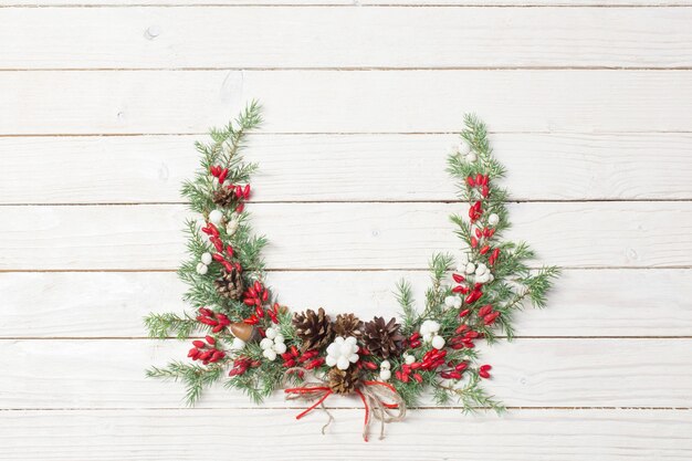 De kroon van Kerstmis op witte houten achtergrond