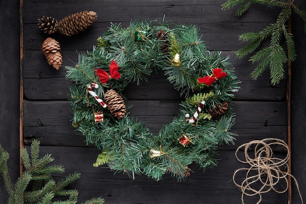 De kroon van Kerstmis op zwarte houten achtergrond