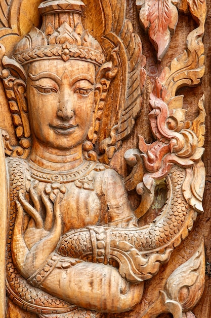 De kunst van gesneden houten in de tempel van Thailand