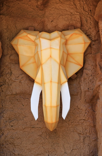 De kunstvorm van olifants hoofdstandbeeld op steenachtergrond.