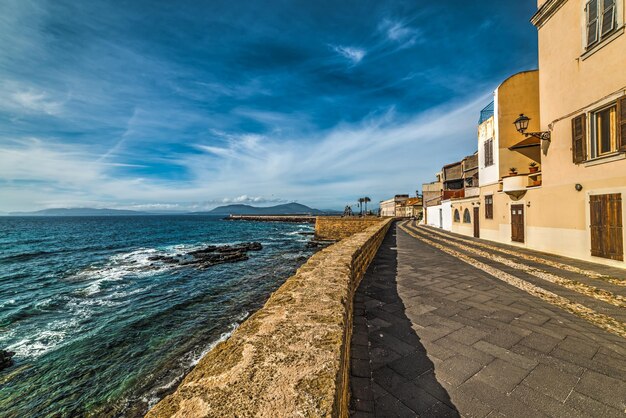 Foto de kust van alghero in de winter sardinië