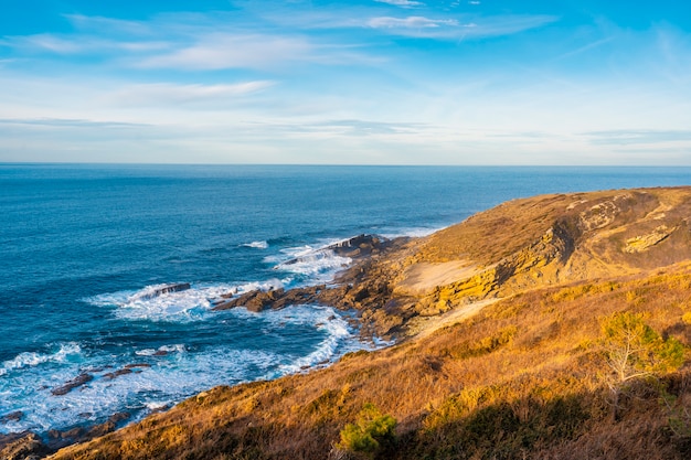 Foto de kust van de berg jaizkibel bij san sebastian, gipuzkoa. spanje