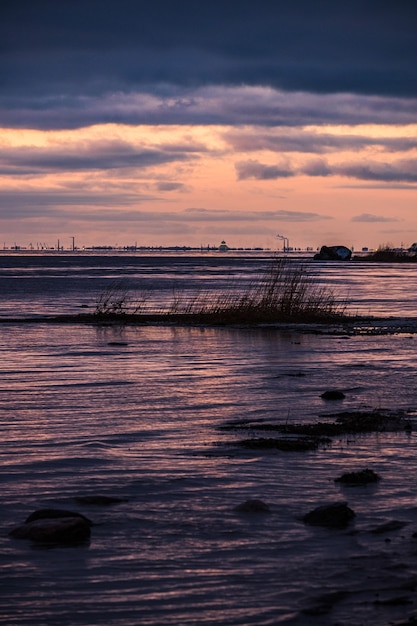 De kust van de Finse Golf in de winter bij zonsondergang in Lakhta Sankt Petersburg