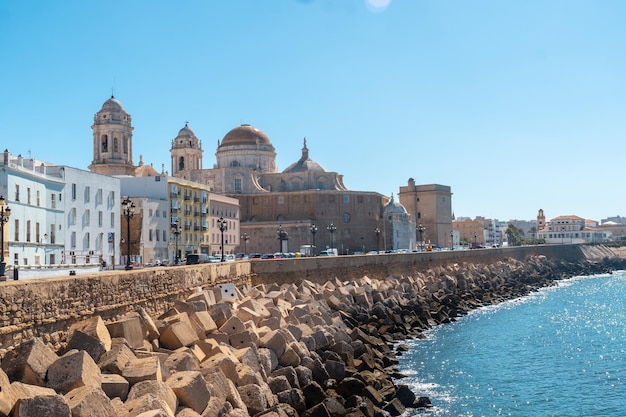 De kust van de stad Cadiz en de kathedraal van Andalusië