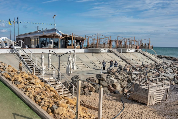 De kust van de zwarte zee bij odessa in oekraïne