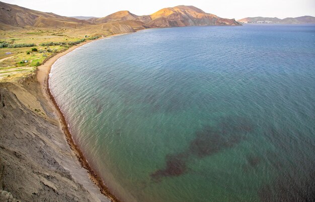 De kust van de Zwarte Zee op de Krim, in Koktebel op het Kaapse kameleon bij zonsondergang