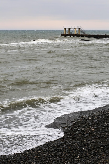 De kust van de Zwarte Zee op een sombere dag.