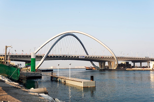 De kust van het oude Dubai Al Shindagha Historical District ligt naast de Dubai Creek en is een van de oudste delen van de Dubai-brug over de rivier