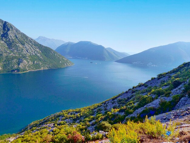 Foto de kust van montenegro verbaast met zijn schoonheid en heldere kleuren