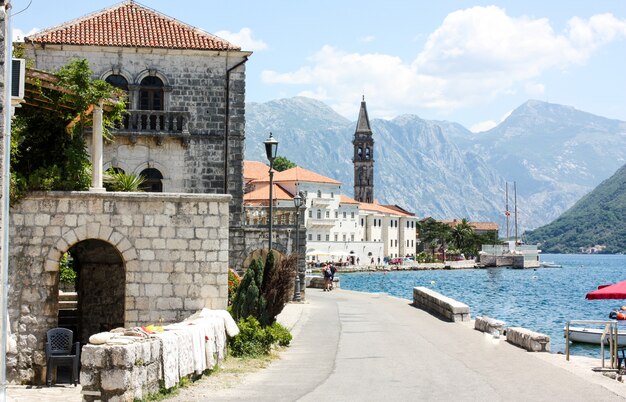 De kust van Tivat met uitzicht op de kapel en de bergen