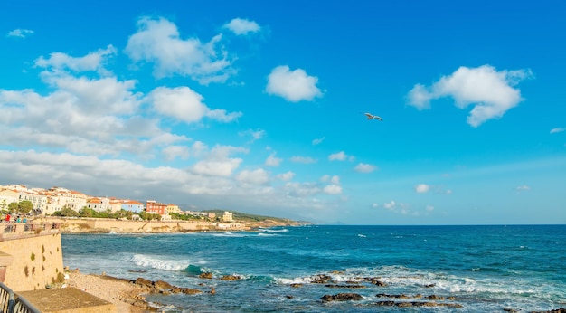 De kustlijn van Alghero gezien vanaf de promenade