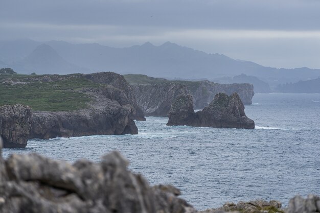 De kustlijn van Asturië in Noord-Spanje
