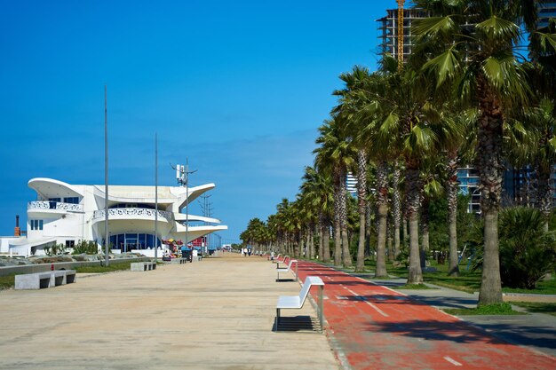 De kustlijn van de dijk van de badplaats Batumi in Georgië