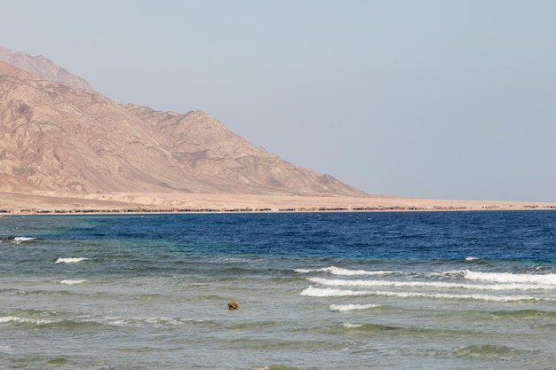 De kustlijn van de Rode Zee en de bergen op de achtergrond Egypte het Sinaï-schiereiland
