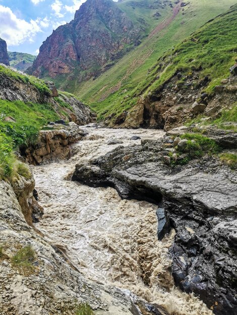 De KyzylKol-rivier, omringd door het Kaukasusgebergte in de buurt van Elbrus Jilysu, Rusland