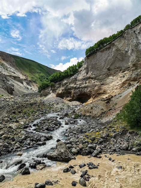 De KyzylKol-rivier, omringd door het Kaukasusgebergte in de buurt van Elbrus Jilysu, Rusland