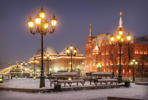 De laatste ochtendlichten branden rond het Historisch Museum op het Manezh-plein in Moskou