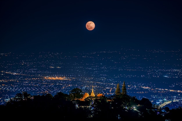 De laatste penumbrale maansverduistering in 2020 boven Wat Phrathat Doi Suthep-tempel, Chiang Mai, Thailand