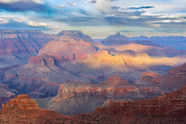 De laatste zonnestralen braken bij zonsondergang door de wolken en verlichtten de majestueuze Grand Canyon