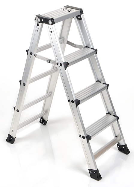 De ladder bestaat uit vier stappen en is van aluminium.