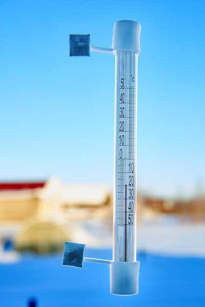 De lage luchttemperatuur wordt aangegeven door een thermometer in de buitenlucht met een schaal in graden Celsius die is vastgelegd op