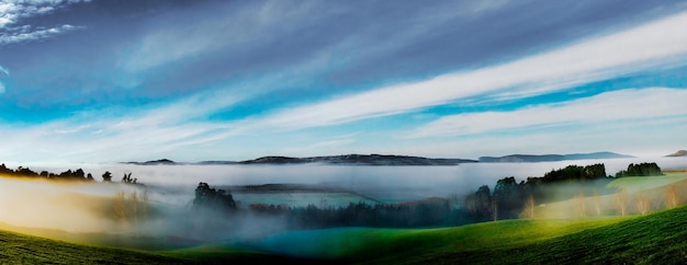 De landelijke bewapende heuvels gehuld in lagen lage bewolking en mist