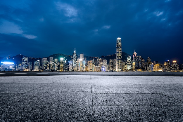 De lange gebouwen aan de rand van Victoria Harbour in Hongkong, de moderne stad, China