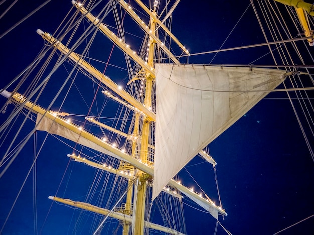 De lange scheepsmast 's nachts op de Middellandse Zee