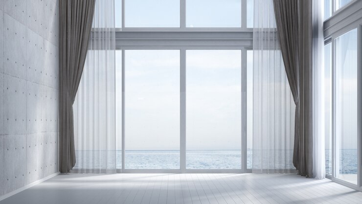 De lege kamer en betonnen muur en uitzicht op zee