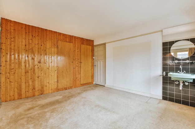 De lege kamer met voorhoofd houten en witte muur