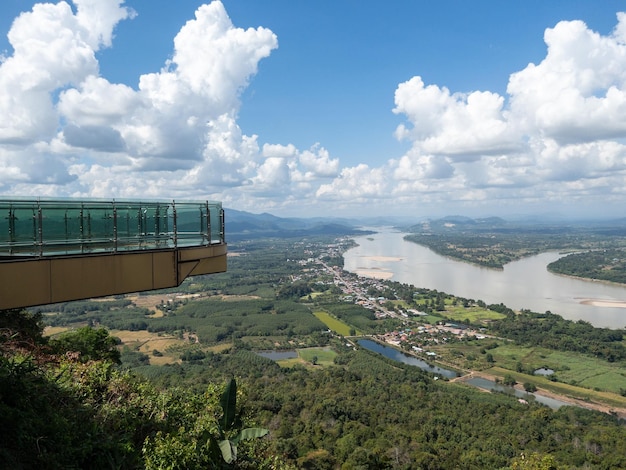 De lege kleine skywalk bij de klif