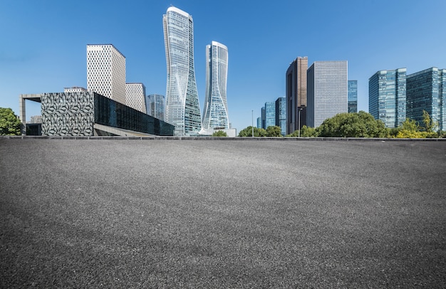 De lege oppervlakte van de wegvloer met de moderne gebouwen van het stadsoriëntatiepunt in China