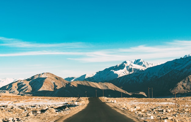 Foto de lege weg die naar het himalayagebergte leidt in het winterseizoen