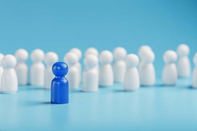 De leider in het blauw leidt een groep blanke medewerkers naar overwinning, HR, personeelswerving. Het concept van leiderschap.