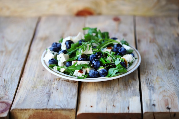 De lekkerste salade met bosbessenkaas en rucola