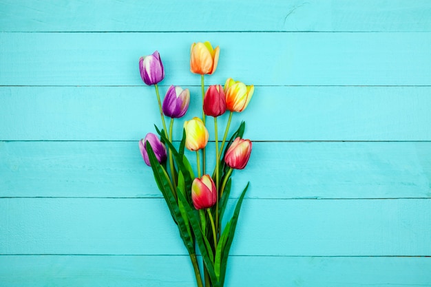 De lentebloem van multikleurtulpen op hout