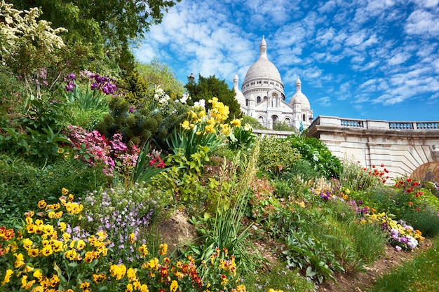 De lentebloemen in de tuin voor de Kathedraal van Sacre Coeur in Parijs